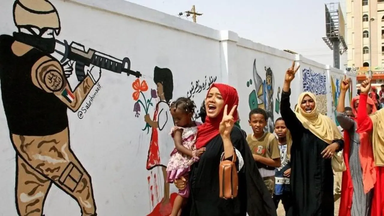 Warga Sudan turun ke jalan (17/8/2019), merayakan penandatangan kesepakatan pembagian kekuasaan antara dewan militer dan sipil, yang mengakhiri krisis Sudan (AFP PHOTO)