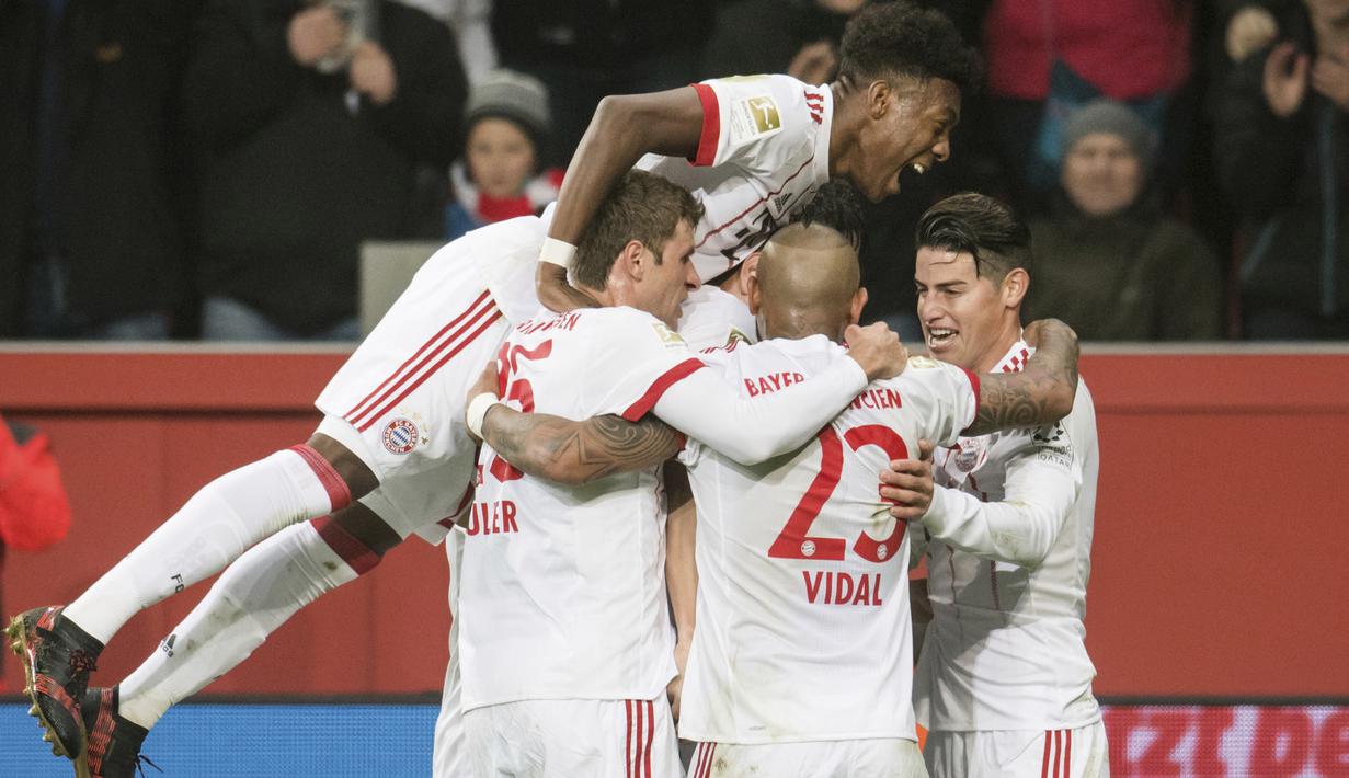 Para pemain Bayern Munchen saat merayakan gol Javi Martinez kegawang Laverkusen pada lanjutan Budesliga di Bay Arena, Laverkusen, (12/1/2018). Bayern Munchen menang 3-1. (Marius Becker/dpa via AP)