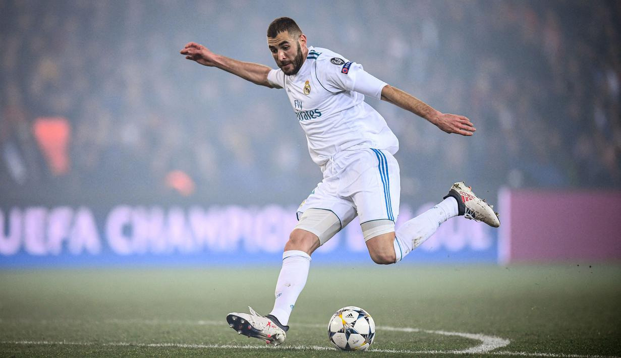 Karim Benzema - Ujung tombak Timnas Prancis akan sangat menakutkan. Pemain berusia 32 tahun ini akan berduet dengan Antoine Griezmann dan Kylian Mbappe. Walapun pada Euro 2016 dan Piala Dunia 2018 absen membela Les Blues, tetapi penampilannya di Real Madrid sangat menjajikan. (Foto: AFP/Franck Fife)