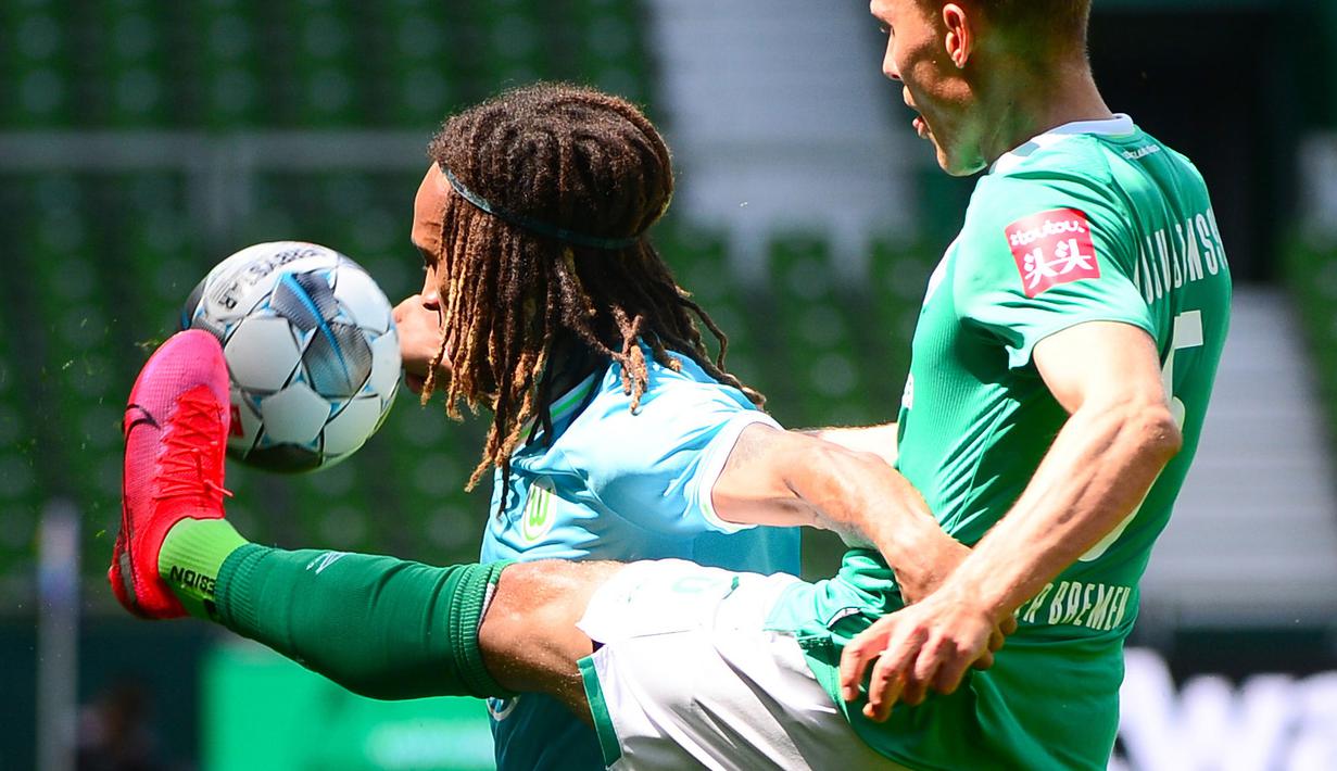 Pemain Werder Bremen,  Ludwig Augustinsson, berebut bola dengan pemain Wolfsburg, Kevin Mbabu, pada laga Bundesliga di Weserstadion Minggu (7/6/2020). Werder Bremen takluk 0-1 dari Wolfsburg. (AFP/Patrik Stollarz)