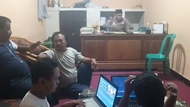 Polisi mendata warga Jember yang percaya isu kiamat (Dian Kurniawan/Liputan6.com)