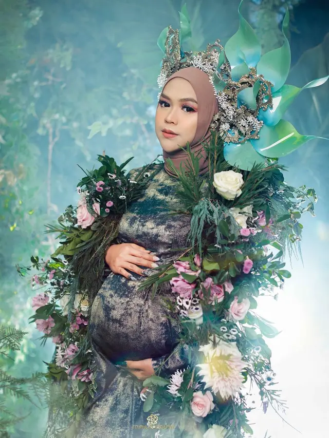 Sebelum melahirkan, Ria Ricis ingin mengenang momen kehamilan. Ia pun melakukan photoshoot maternity, terlihat tubuhnya penuh dengan bunga. (Foto: Instagram/@riaricis1795)