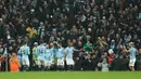 Gelandang Manchester City, Leroy Sane berselebrasi bersama rekannya usai mencetak gol ke gawang Liverpool pada pertandingan lanjutan Liga Inggris di stadion Etihad (3/1). City menang tipis atas Liverpool 2-1. (AP Photo/Jon Super)