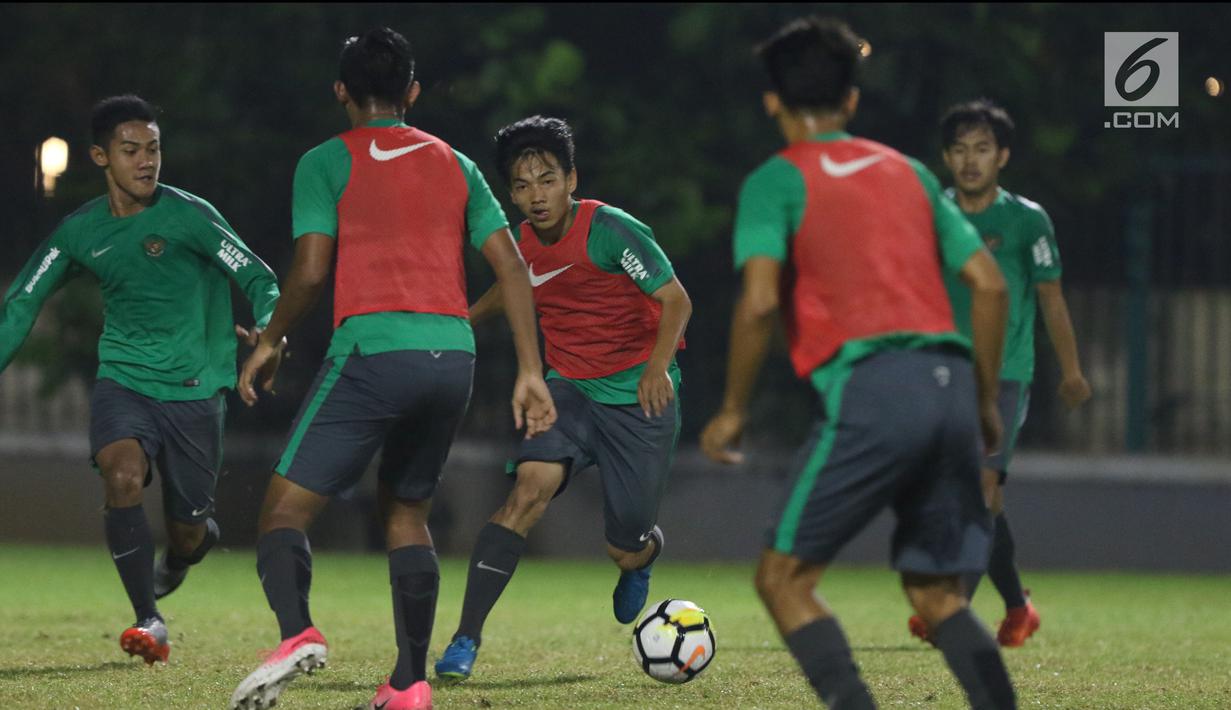 Pemain Timnas Indonesia U-19 berebut bola saat latihan perdana jelang laga melawan Jepang U-19 di Lapangan A Kompleks GBK, Jakarta, Kamis (22/3). Laga kedua tim akan digelar Minggu (25/3). (Liputan6.com/Helmi Fithriansyah)