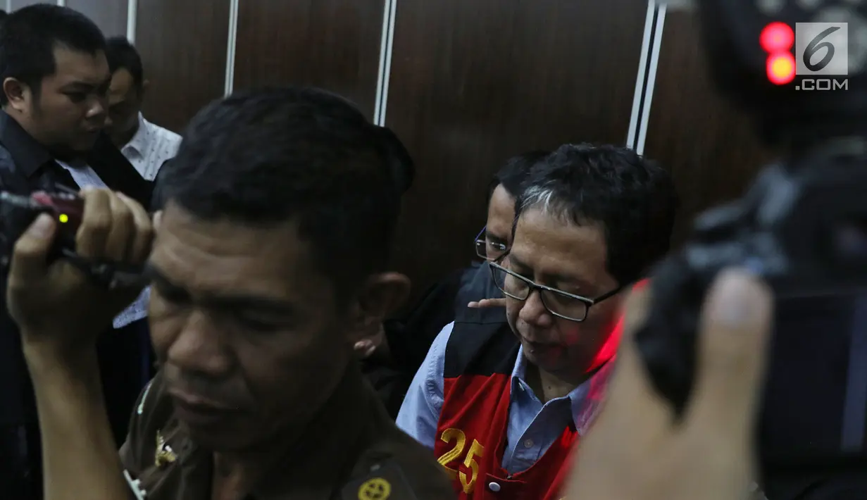Terdakwa kasus penghancuran barang bukti dugaan pengaturan skor Joko Driyono usai mengikuti sidang di Pengadilan Negeri Jakarta Selatan, Selasa (2/7/2019). Sidang Joko Driyono ditunda karena JPU belum siap menyampaikan materi tuntutan. (Liputan6.com/Herman Zakharia)
