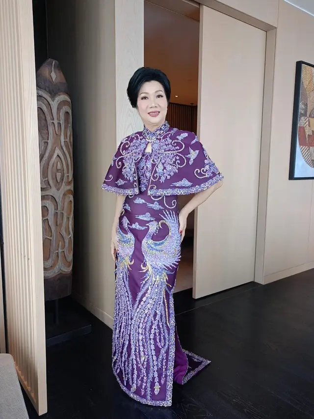 Biasa Tampil Sederhana, Ibu Kevin Sanjaya Terlihat Anggun dalam Gaun Cheongsam Ungu