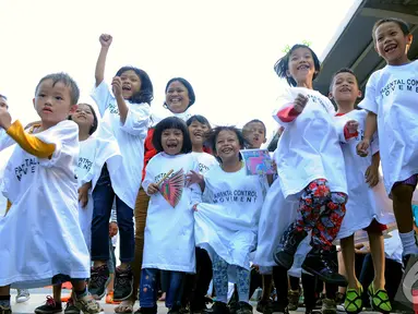 Sejumlah bocah riang gembira di acara "Save Our Children", Jakarta, Minggu (23/11/2014) (Liputan6.com/Faisal R Syam)