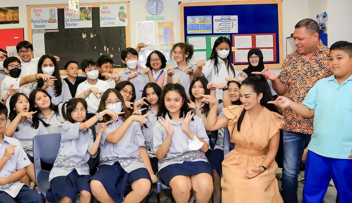 Melihat di kolom komentar, banyak yang memuji paras cantik dan manis anak pertama KD dan Raul Lemos ini. 
 Berfoto bersama dengan teman-temannya. [Instagram/krisdayantilemos]