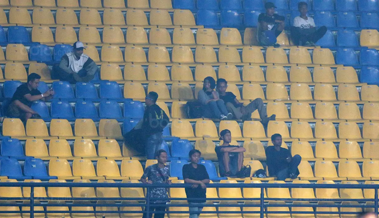 Penonton berfoto dan  duduk santai pada di tribun saat laga Persib Bandung melawan PS TNI pada lanjutan Liga 1 2017 di Stadion Si Jalak Harupat, Sabtu (05/8/2017). Persib menang 3-1. (Bola.com/Nicklas Hanoatubun)