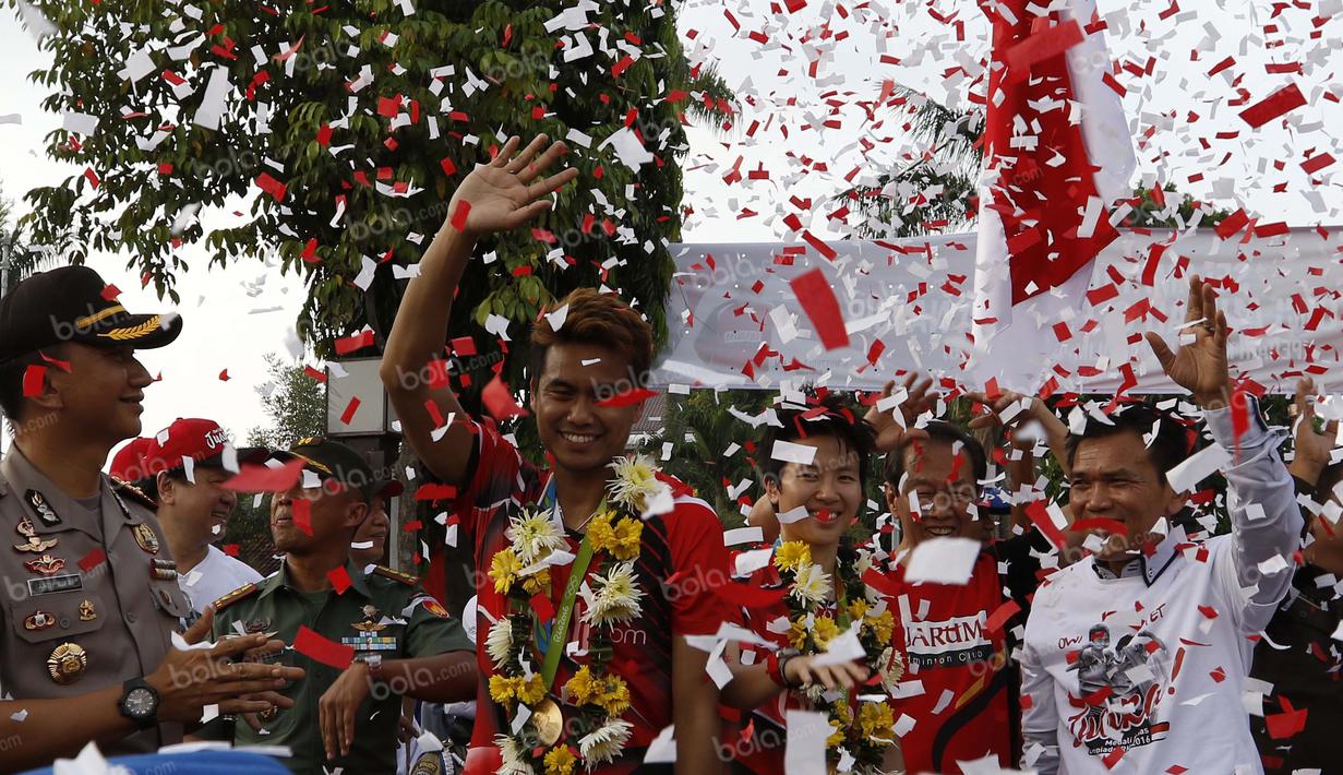 Peraih emas bulutangkis Olimpiade Rio 2016, Tontowi Ahmad dan Liliyana Natsir, disambut dengan acara yang meriah di alun-alun kota Kudus seusai melakukan kirab, Kamis (1/9/2016). (Bola.com/Arief Bagus)