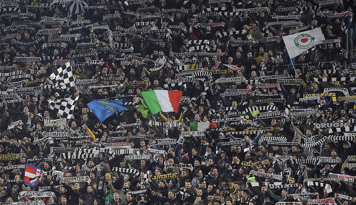 Para suporter Juventus menyaksikan laga melawan Bayern Munchen. Kedua tim akan berjumpa kembali pada leg kedua di Stadion Allianz Arena, Jerman pada 17 Maret 2016 mendatang. (Reuters/Giorgio Perottino)