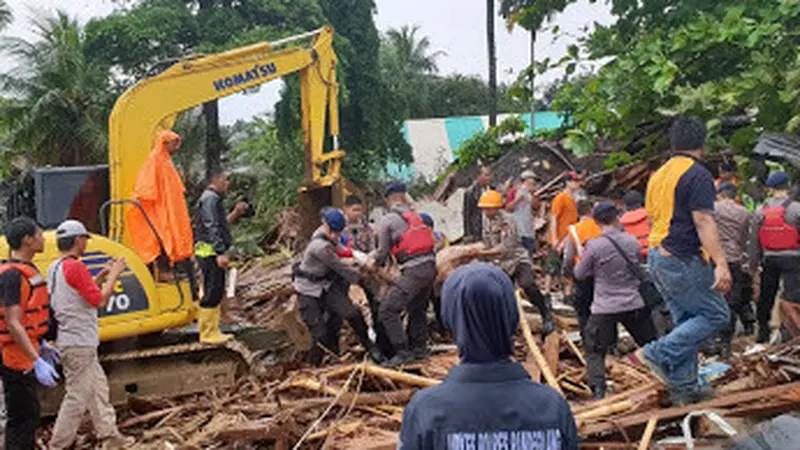 Tim gabungan tengah evakuasi salah satu titik yang terdampak amukan tsumami Selat Sunda.