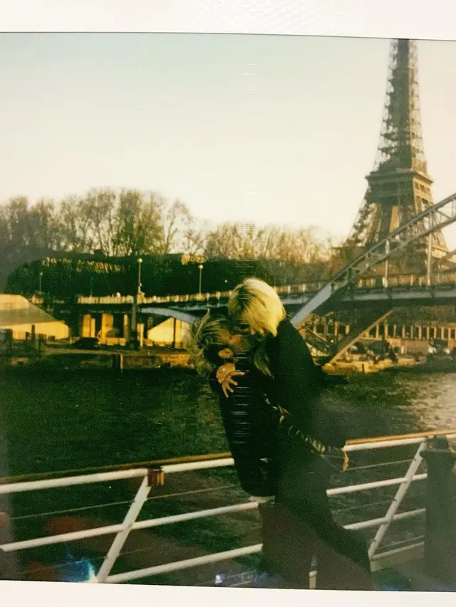Mod Sun melamar Avril Lavigne di Paris, berlatar Menara Eiffel. (Instagram/ modsun)