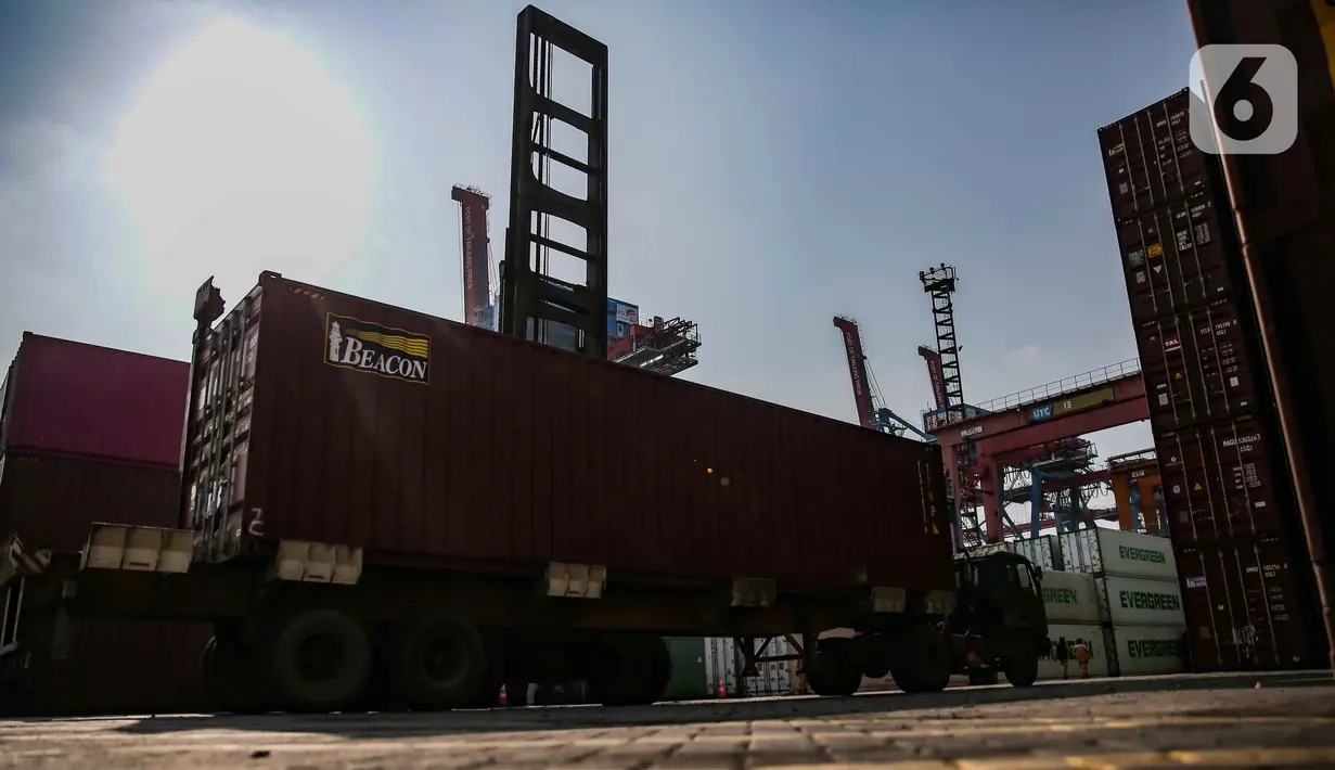 Aktivitas bongkar muat peti kemas di Pelabuhan Tanjung Priok, Jakarta, Kamis (14/4/2022). Ekonom Bank Mandiri Faisal Rachman memperkirakan neraca perdagangan Indonesia akan mencatat surplus sebesar US$2,89 miliar pada Maret 2022. (Liputan6.com/Faizal Fanani)