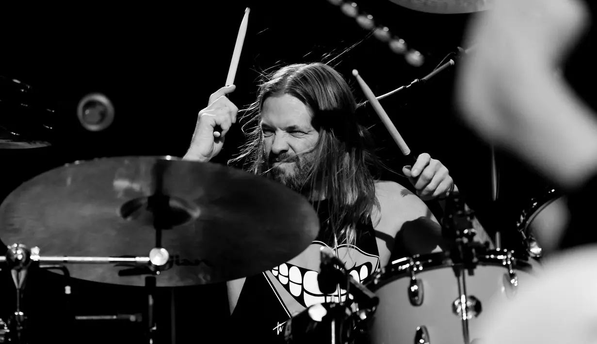 Drummer Foo Fighters Taylor Hawkins tampil pada pemutaran perdana Studio 666 di Fonda Theatre, Hollywood, Los Angeles, California, Amerika Serikat, 16 Februari 2022. Taylor Hawkins meninggal dunia pada usia 50 tahun. (Rich Fury/Getty Images/AFP)