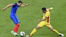Bek Prancis, Adil Rami, berusaha melewati penyerang Rumania, Florin Andone, pada laga Grup A Piala Eropa 2016. Pada laga pembuka itu Prancis lebih menguasai jalannya pertandingan dengan penguasaan bola 53 persen. (AFP/Miguel Medina)