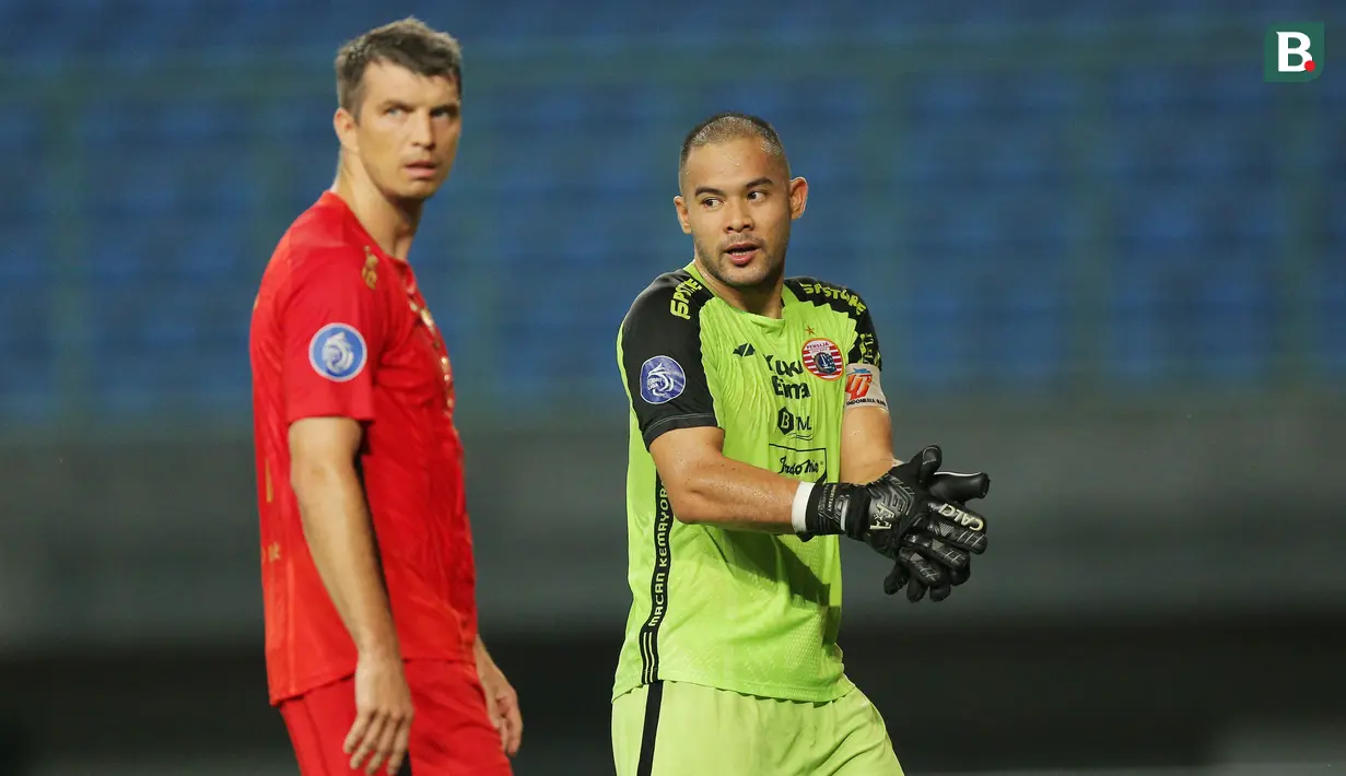 Ekspresi kiper Persija Jakarta, Andritany Ardhiyasa, setelah gawangnya hampir dibobol pemain Bhayangkara FC, Osvaldo Haay pada laga BRI Liga 1 di Stadion Patriot Candrabhaga, Bekasi, Senin (27/11/2023). Kedua tim bermain sama kuat dengan skor 2-2. (Bola.com/M Iqbal Ichsan)