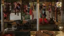 Pedagang daging beristirahat di Pasar Kebayoran Lama, Jakarta, Senin (3/5/2021). Asosiasi Pedagang Pasar Seluruh Indonesia (APPSI) mencatat harga daging sapi dan ayam mulai naik mendekati hari raya Lebaran atau Idul Firtri. (Liputan6.com/Johan Tallo)