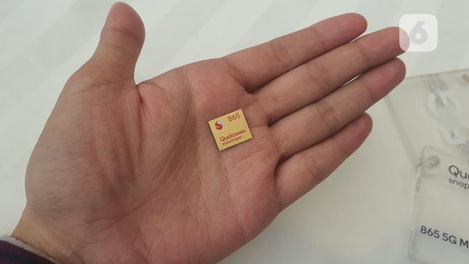 Penampakan chip Snapdragon 865. (Liputan6.com/ Agustin Setyo W)