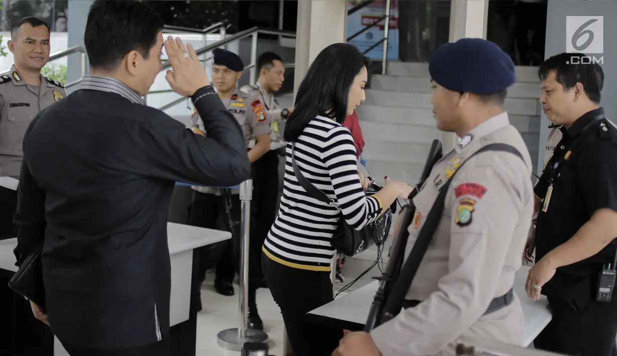 Artis peran Tyas Mirasih menuju ruang SPKT Polda Metro Jaya, Jakarta, Rabu (21/3). Sebelumnya diberitakan, seorang perempuan paruh baya bernama Maryke Harris Pohu menuding Tyas telah membawa cucu perempuannya. (Liputan6.com/Faizal Fanani)