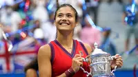Emma Raducanu memegang piala kemenangan Grand Slam, US Open 2021 (AP Photos/Seth Wenig)