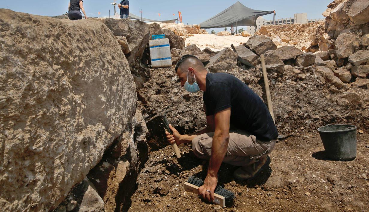 Tim arkeolog bekerja di sebuah situs penggalian di Yerusalem (22/7/2020). Tim arkeolog Israel menemukan pusat penyimpanan administratif berusia 2.700 tahun di Yerusalem, kata Otoritas Kepurbakalaan Israel (Israel Antiquities Authority/IAA) pada Rabu (23/7). (Xinhua/Gil Cohen Magen)
