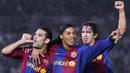 Pemain Barcelona, merayakan gol yang dicetak Rafael Marquez ke gawang America pada Piala Dunia antar klub di Yokohama, Kamis (14/12/2006). Eks bintang Barcelona ini mendapat sanksi dari Departemen Keuangan AS karena kasus narkoba. (AFP/Kazuhiro Nogi)