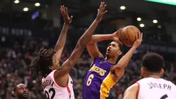Pemain Lakers, Jordan Clarkson #6 berusaha melewati hadangan  pemain Toronto Raptors, Lucas Nogueira #92 pada laga NBA di Air Canada Centre, (2/12/2016). Raptors Menang 113-80. (Reuters/Tom Szczerbowski-USA TODAY Sports)