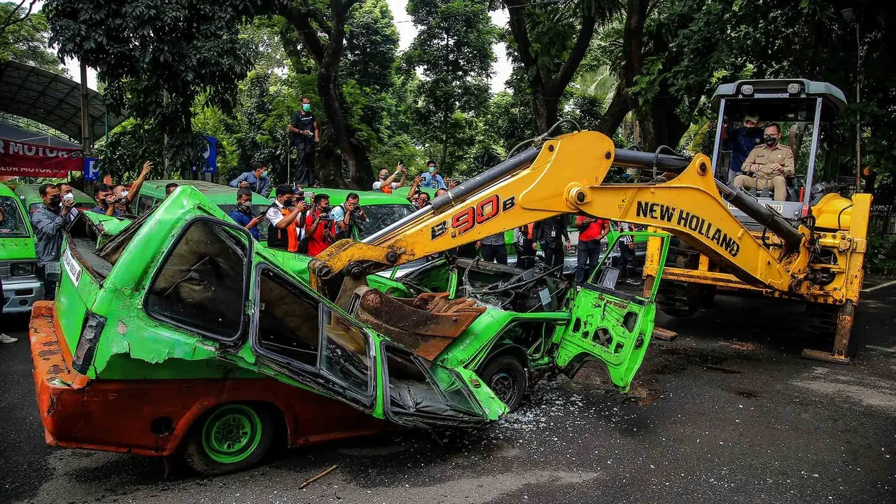 Angkot dirusak