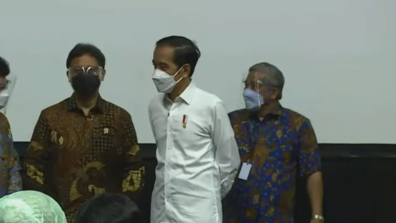 Presiden Joko Widodo (Jokowi) menghadiri proses vaksinasi COVID-19 untuk jurnalis pada Kamis, 25 Februari 2021 yang digelar di Hall A Basket Gelora Bung Karno (GBK) Jakarta.