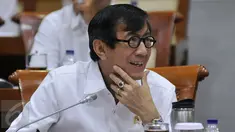 Menteri Hukum dan Hak Asasi Manusia (Menkumham) Yasonna Laoly mengikuti Rapat Kerja (Raker) dengan Komisi III DPR, Kompleks Parlemen, Jakarta, (3/2). Rapat membahas beberapa aspek dan temuan Hapsem BPK RI Semester I Tahun 2015. (Liputan6.com/JohanTallo)