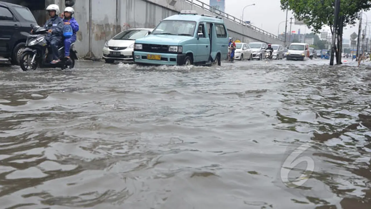 Anak-anak Asyik Bermain Banjir di Jalan Pramuka