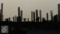 Pekerja saat membangun tiang konstruksi pembangunan gedung di Jakarta Pusat, Senin (19/10/2015). Bank Indonesia memproyeksikan pertumbuhan ekonomi Indonesia pada kuartal III 2015 sebesar 4,85 persen. (Liputan6.com/Immanuel Antonius)