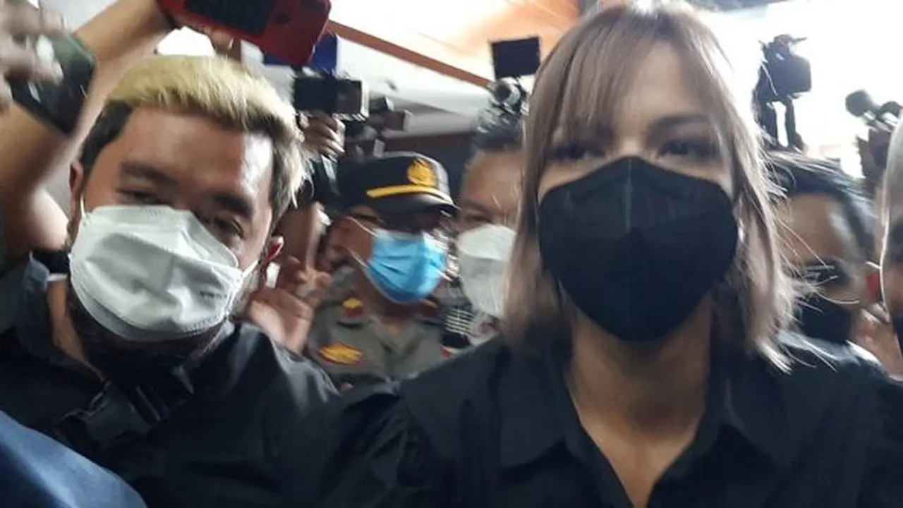 Nia Ramadhani dan Ardie Bakrie saat jalani sidang perdana di Pengadilan Negeri Jakarta Pusat