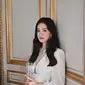 Foto ini seolah membuktikan predikat Song Hye Kyo sebagai dewi. Rambut bergelombang yang diurai membuatnya semakin menawan. (Foto: Instagram/ kyo1122)