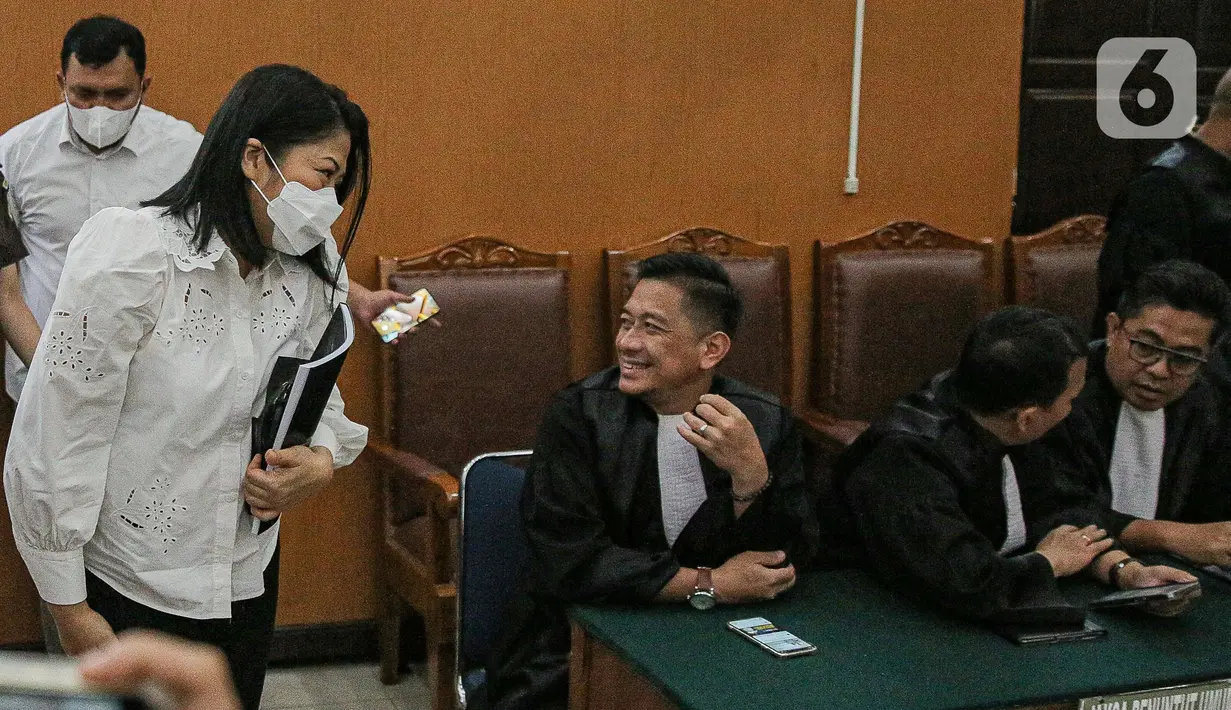 Terdakwa kasus pembunuhan berencana Brigadir Yosua Hutabarat, Putri Candrawathi tiba untuk menjalani sidang lanjutan di Pengadilan Negeri Jakarta Selatan, Jakarta, Kamis (2/2/2023). Sidang tersebut beragendakan pembacaan duplik oleh penasihat hukum terdakwa. (Liputan6.com/Faizal Fanani)