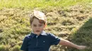 Pangeran George bermain perosotan di rumput saat menghadiri acara amal Kerajaan Inggris bertajuk Maserati Royal Charity Polo Trophy di Beaufort Polo Club, Gloucestershire, Minggu (10/6). George terlihat tampil santai dengan kaus biru tua. (AP Photo)