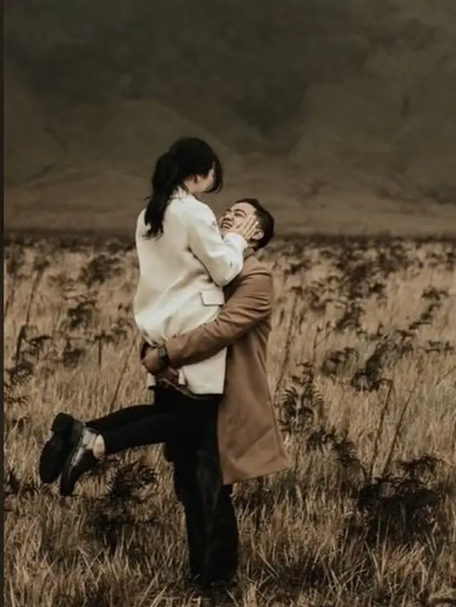 6 Potret Prewedding Mirip Pelaku Kebakaran Bromo Ini Viral, Netizen Salah Sangka