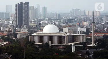 Suasana Masjid Istiqlal dan gedung bertingkat dengan latar polusi di Jakarta, Selasa (22/8/2023). Badan Riset dan Inovasi Nasional (BRIN) mulai melakukan operasi Teknologi Modifikasi Cuaca (TMC) untuk mengurangi polusi udara di wilayah Jakarta-Bogor-Depok-Tangerang-Bekasi (Jabodetabek). (Liputan6.com/Johan Tallo)
