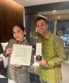 Berganti pakaian menjadi kemeja tenun songket, Raffi Ahmad memamerkan prestasi barunya dengan menerima penghargaan dari WCIF. Selamat!  [Foto: IG/raffinagita1717].