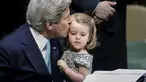 Menteri Luar Negeri AS John Kerry mencium cucunya Isabelle Dobbs-Higginson saat menandatangani surat Perjanjian Paris tentang perubahan iklim di Markas Besar PBB, Manhattan, New York, AS (22/4). (REUTERS / Carlo Allegri)