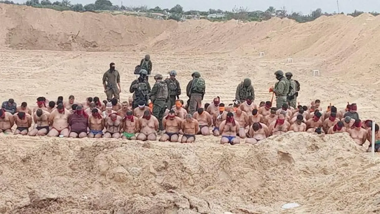 Tahanan Palestina yang berlutut ditelanjangi dan ditutup matanya di lokasi tak dikenal di Gaza di bawah tahanan militer Israel. (Gambar beredar di X)