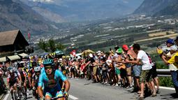 Para pebalap melewati tanjakan di Etape 17 Tour de France berjarak 184,5 km antara Berne dan Finhaut-Emosson, Prancis, (20/7/2016). (AFP/Jeff Pachoud)