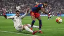 Pemain Brasil tersebut sukses membuka keunggulan untuk Barcelona pada menit ke-36 melalui aksi berkelasnya setelah memanfaatkan umpan dari Fermín López. (AFP/Haitham Al-Shukairi)