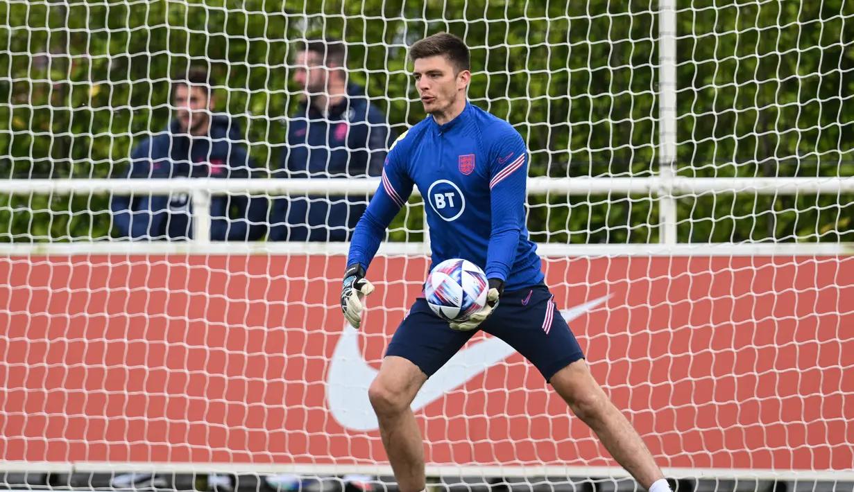 Kiper Inggris Nick Pope mengambil bagian dalam sesi latihan tim di stadion St George's Park di Burton-upon-Trent, Senin (30/5/2022). Timnas Inggris akan menjalani laga perdana Grup 3 League A UEFA Nations League dengan menghadapi Hungaria di Budapest pada Sabtu WIB, 4 Juni 2022. (Paul ELLIS/AFP)