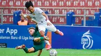 Momen ketika Yusuf Meilana ditekel Ze Valente dalam laga Persik Kediri kontra Persebaya Surabaya pada pekan ke-30 BRI Liga 1 2022/2023 di Stadion Brawijaya Kota Kediri, Sabtu (18/3/2023). (Bola.com/Gatot Sumitro)