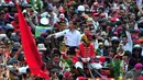 Melihat antusias rakyat yang menyambutnya, Jokowi hanya tersenyum dan melambaikan tangan, Jakarta, Senin (20/10/2014) (Liputan6.com/Johan Tallo)