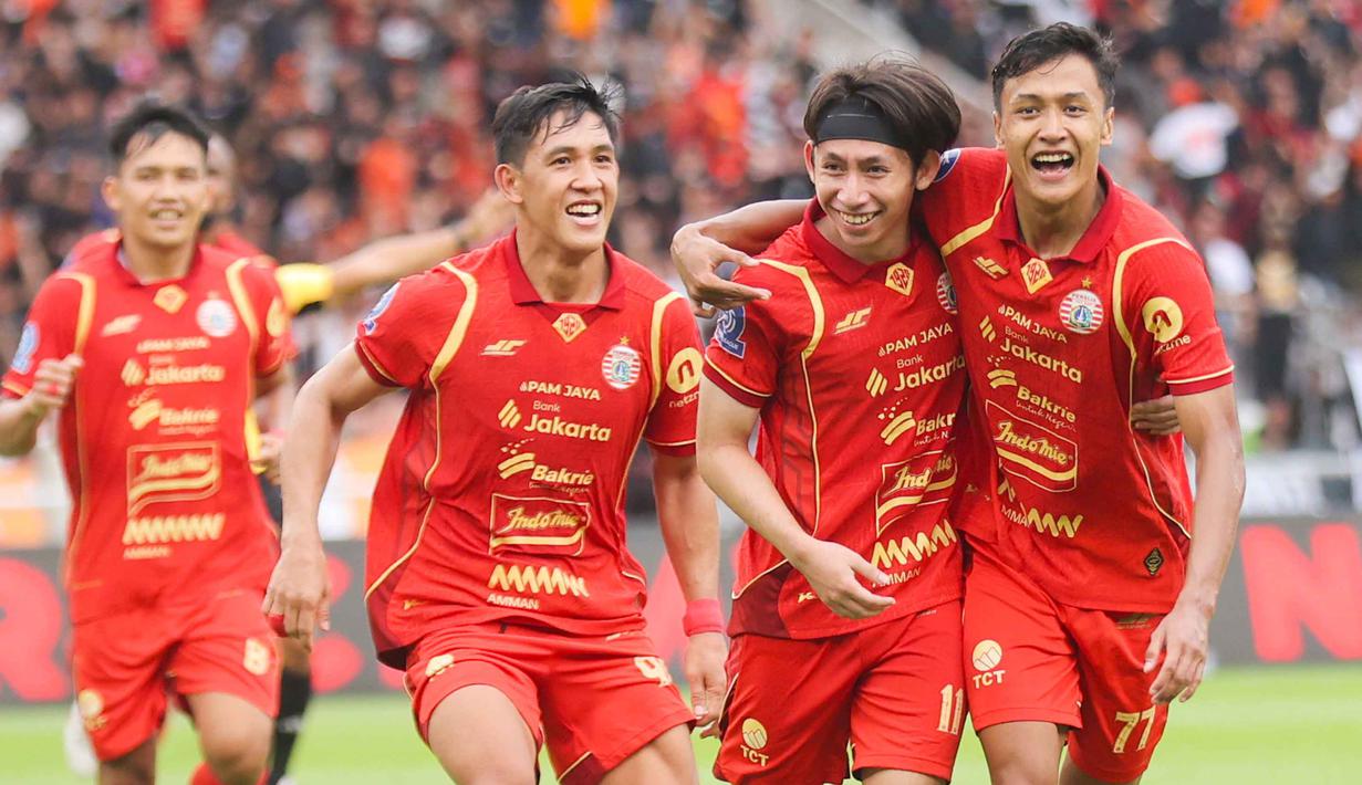 Di babak kedua, pada menit ke-61, Persija unggul lewat gol Arlyansyah Abdulmanan. Tampak dalam foto, pemain Persija, Arlyansyah Abdulmanan (kedua kanan) saat merayakan golnya ke gawang Persijap pada laga pekan ke-16 BRI Super League 2025/2026 di Stadion Utama Gelora Bung Karno (SUGBK), Jakarta, Sabtu (3/1/2026). (Bola.com/Abdul Aziz)