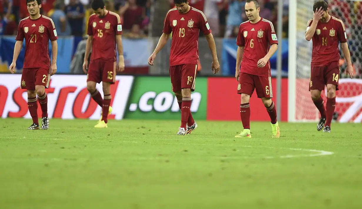 Pemain Spanyol (David Silva, Sergio Busquets, Diego Costa, Andres Iniesta dan Xabi Alonso) terlihat lesu usai dikalahkan Chile 0-2 yang memastikan La Furia Roja gagal mempertahankan gelar juara dunia, Brasil, (19/6/2014). (REUTERS/Dylan Martinez)