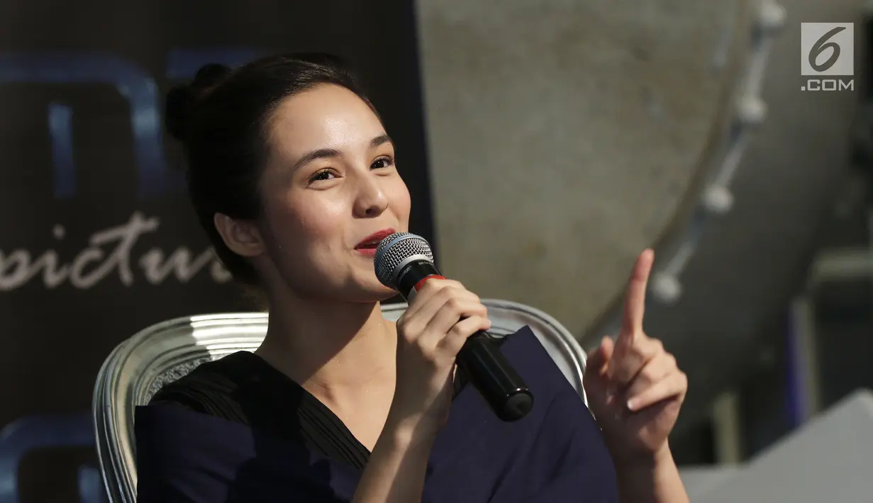 Chelsea Islan memberikan komentar saat menghadiri Prolog "Ayat-Ayat Cinta 2" di Senayan City, Jakarta, Jumat (7/7). Ayat-Ayat Cinta 2 memperkenalkan dua pemain baru yaitu Dewi Sandra dan Tatjana Saphira. (Liputan6.com/Herman Zakharia)